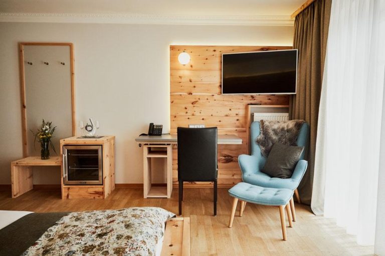 Gut Edermann Hotelzimmer in Holzoptik mit Minibar, Fernseher, Schreibtisch