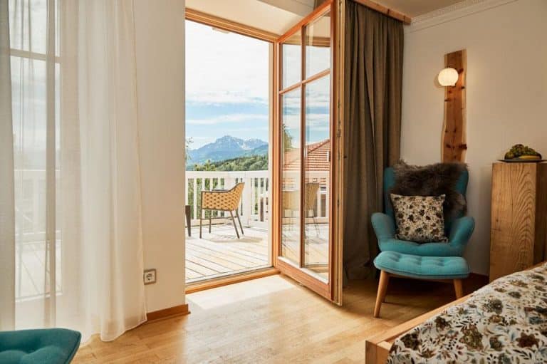 Hotel Gut Edermann, gemütliches Zimmer mit Balkon und Aussicht auf die Berge