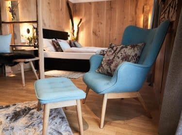 Hotel Gut Edermann Zimmer mit Holzvertäfelung, Wasserbett, Sessel, Sitzbank, Regale