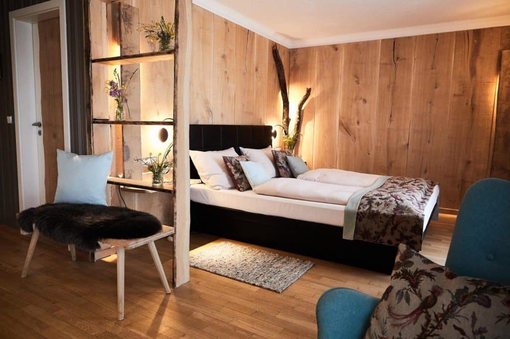 Hotel Gut Edermann Zimmer mit Holzvertäfelung, Wasserbett, Sessel, Sitzbank, Regale