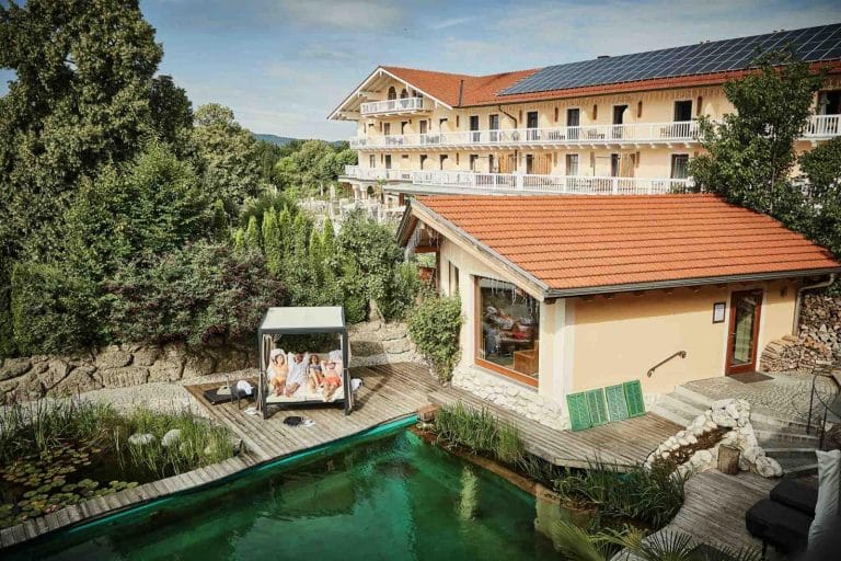 gut-edermann-teisendorf-berchtesgadener-land-oberbayern-hotel-wellness-natur-resort-naturbadeteich-liege-auszeit-baden-schwimmen-pflanzen-baeume-sauna-spa