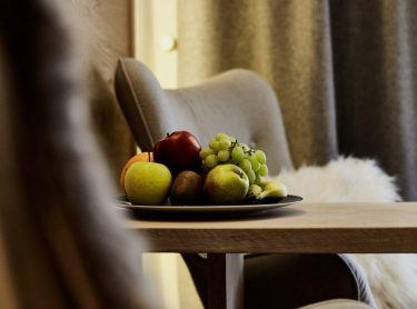 Hotel Gut Edermann Detailaufnahme Sessel, Tisch mit Obstteller