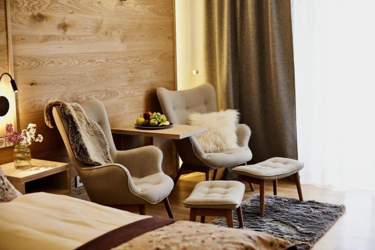 Hotel Gut Edermann Zimmerausschnitt, Sessel, Bett, Wand mit Holzvertäfelung