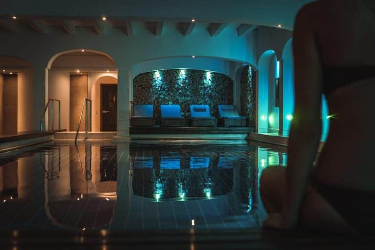 Hotel Gut Edermann Poolbereich Innen mit gemütlicher Beleuchtung