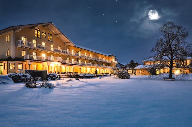 Hotel Gut Edermann im Winter, bei Vollmond (Günter Standl)