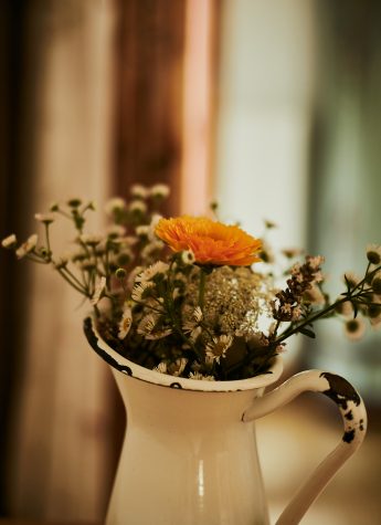 Hotel Gut Edermann Vase mit Wildblumen