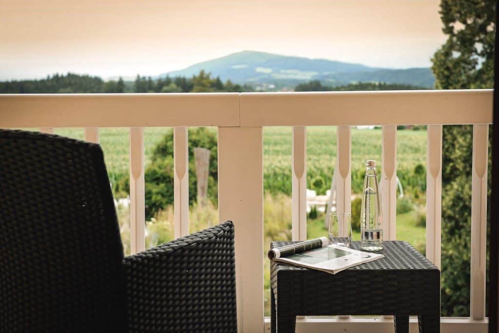 Hotel Gut Edermann Aussicht von Balkon auf Berge, Landschaft