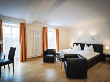 Hotel Gut Edermann Zimmer mit Fenster, Sessel, Bett, Schreibtisch (Günter Standl)