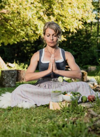 Hotel Gut Edermann Monika Seidenfuss in Yogahaltung