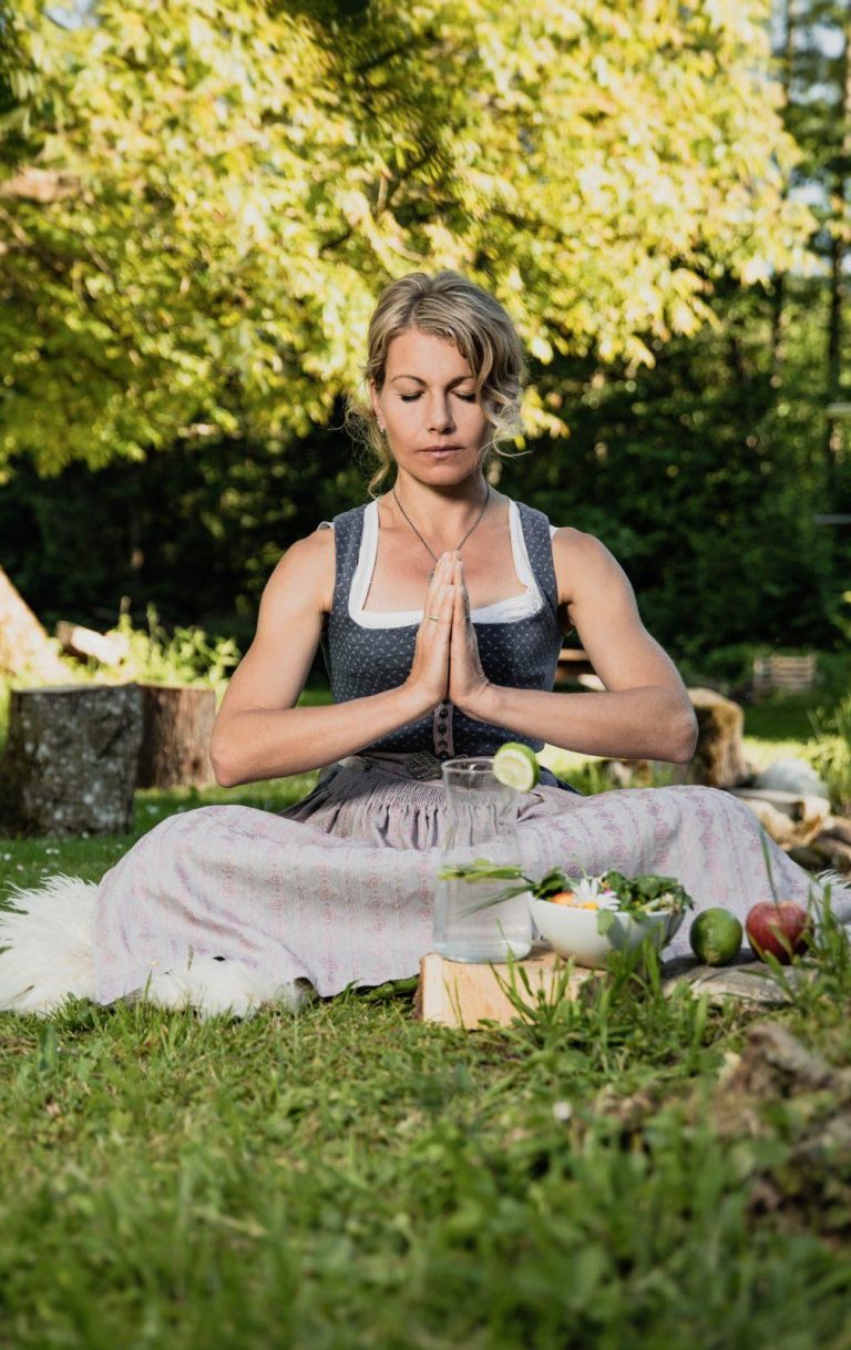 Hotel Gut Edermann Monika Seidenfuss in Yogahaltung