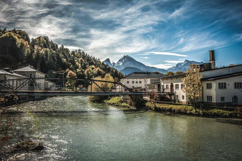 Das Salzbergwerk und Berchtesgadener Ache im Herbst